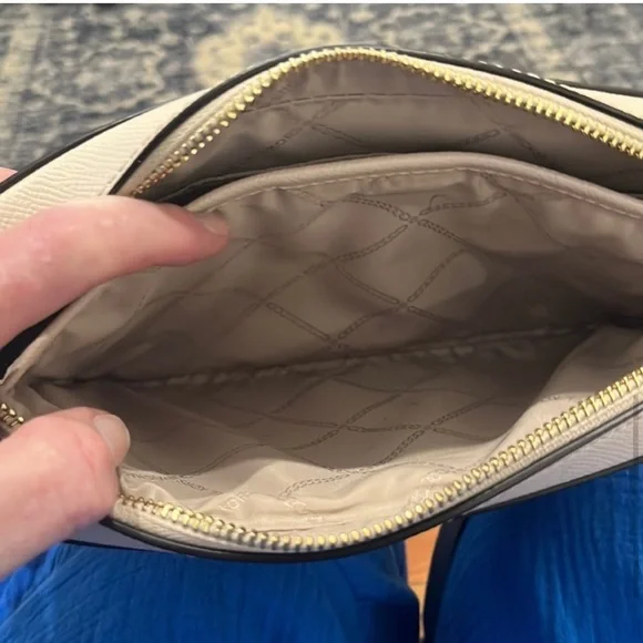 LIKE NEW!!! Michael Kors Crossbody used maybe 3 times - Pristine Condition! - Picture 7 of 8